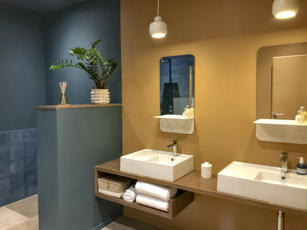 Douche du gîte Les Charmes des Maisons de Salon pour 6 personnes Douche du gîte Les Charmes des Maisons de Salon pour 6 personnes