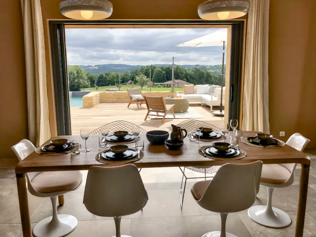 Séjour du gîte Les Charmes pour 6 personnes avec vue sur la piscine Séjour du gîte Les Charmes pour 6 personnes avec vue sur la piscine