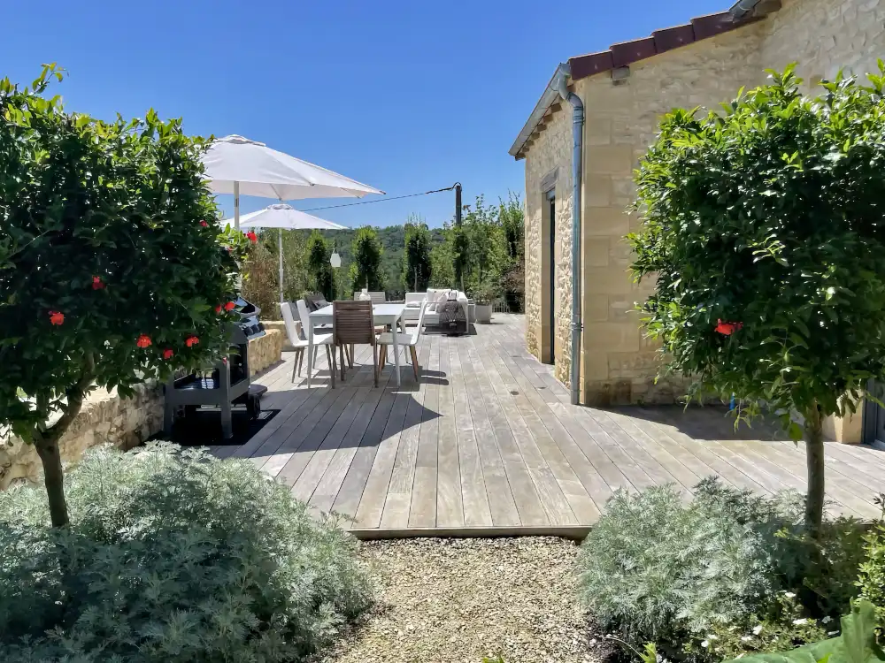 Terrasse du gîte Les Charmes des Maisons de Salon pour 6 personnes Terrasse du gîte Les Charmes des Maisons de Salon pour 6 personnes