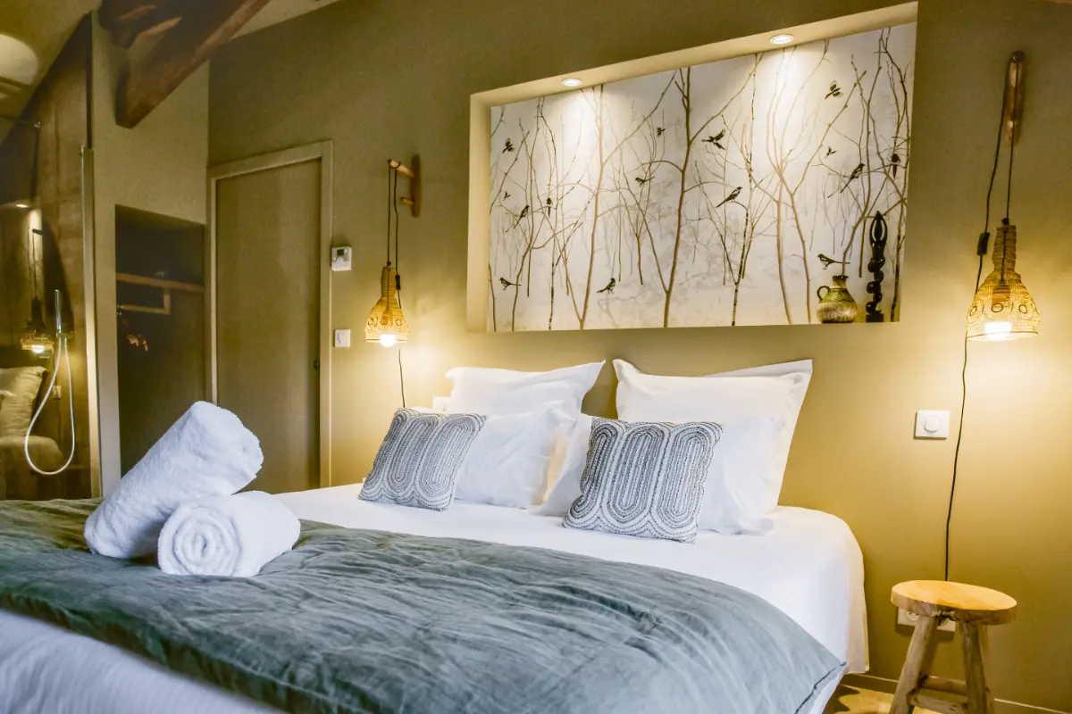 Chambre parentale du gîte Les Marronniers des Maisons de Salon pour 5 personnes Chambre parentale du gîte Les Marronniers des Maisons de Salon pour 5 personnes