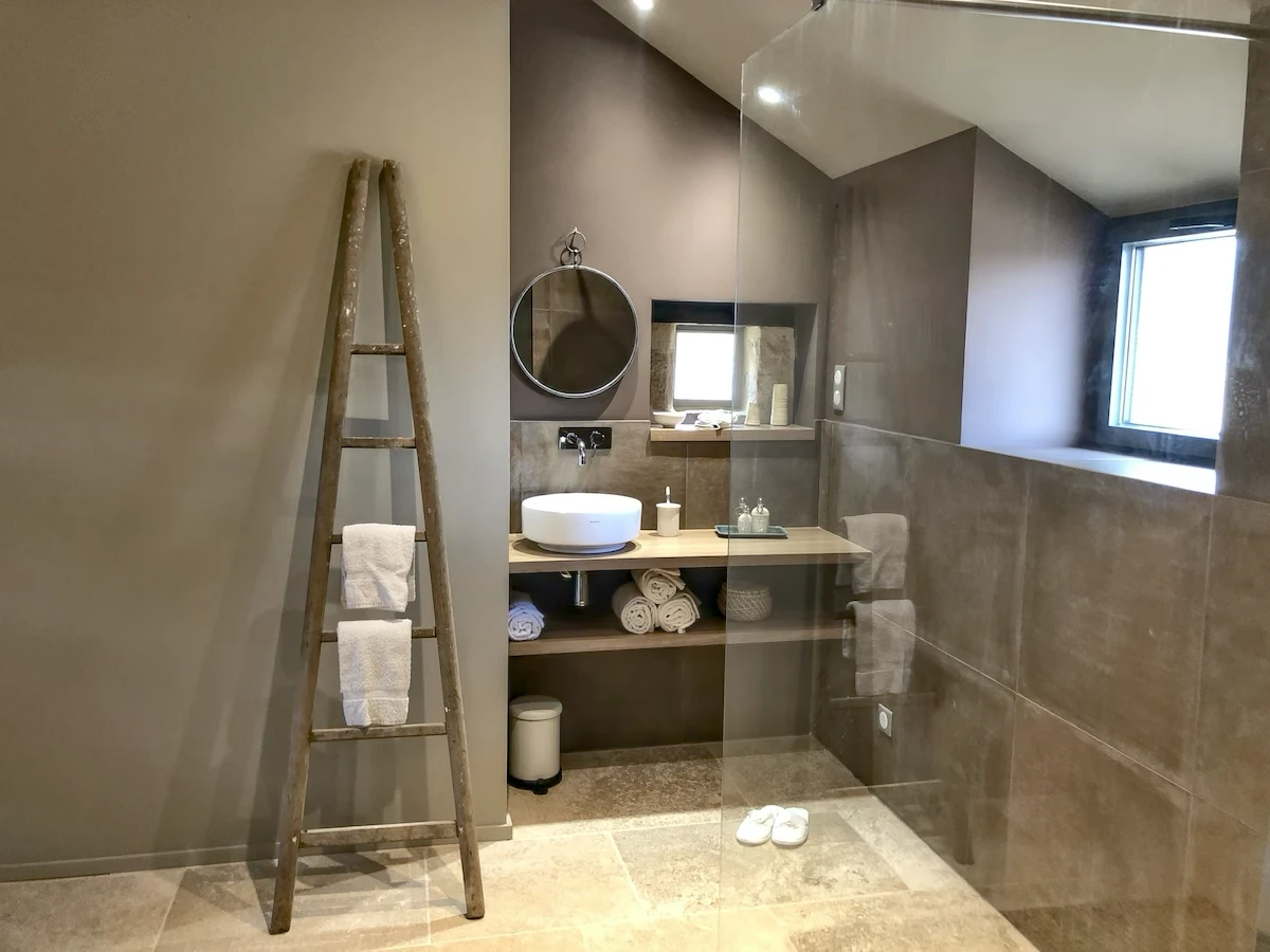 Une des salles de douche du gîte Les Marronniers des Maisons de Salon pour 5 personnes Une des salles de douche du gîte Les Marronniers des Maisons de Salon pour 5 personnes