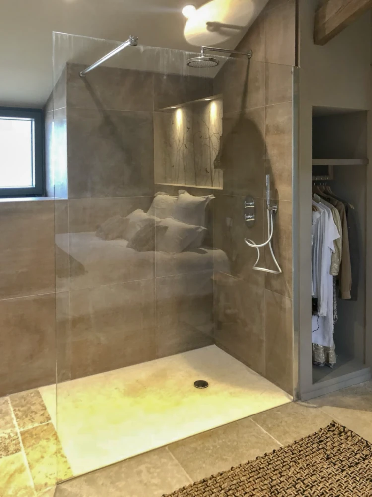 Une des salles de douche du gîte Les Marronniers des Maisons de Salon pour 5 personnes Une des salles de douche du gîte Les Marronniers des Maisons de Salon pour 5 personnes