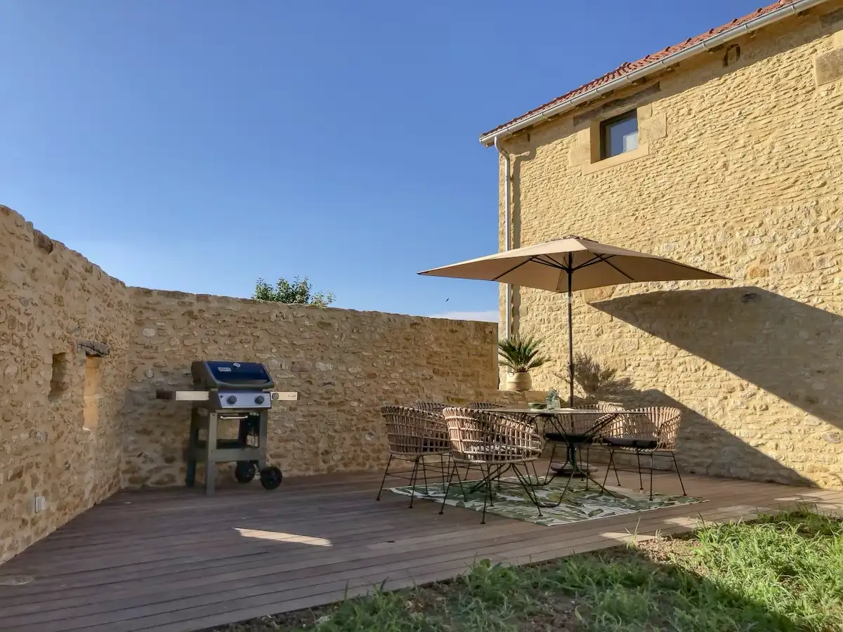 Terrasse et barbecue du gîte Les Marronniers des Maisons de Salon pour 5 personnes Terrasse et barbecue du gîte Les Marronniers des Maisons de Salon pour 5 personnes