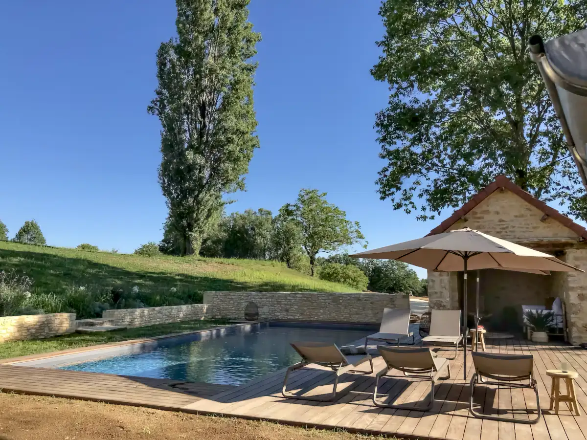 Terrasse et piscine du gîte Les Marronniers des Maisons de Salon pour 5 personnes Terrasse et piscine du gîte Les Marronniers des Maisons de Salon pour 5 personnes